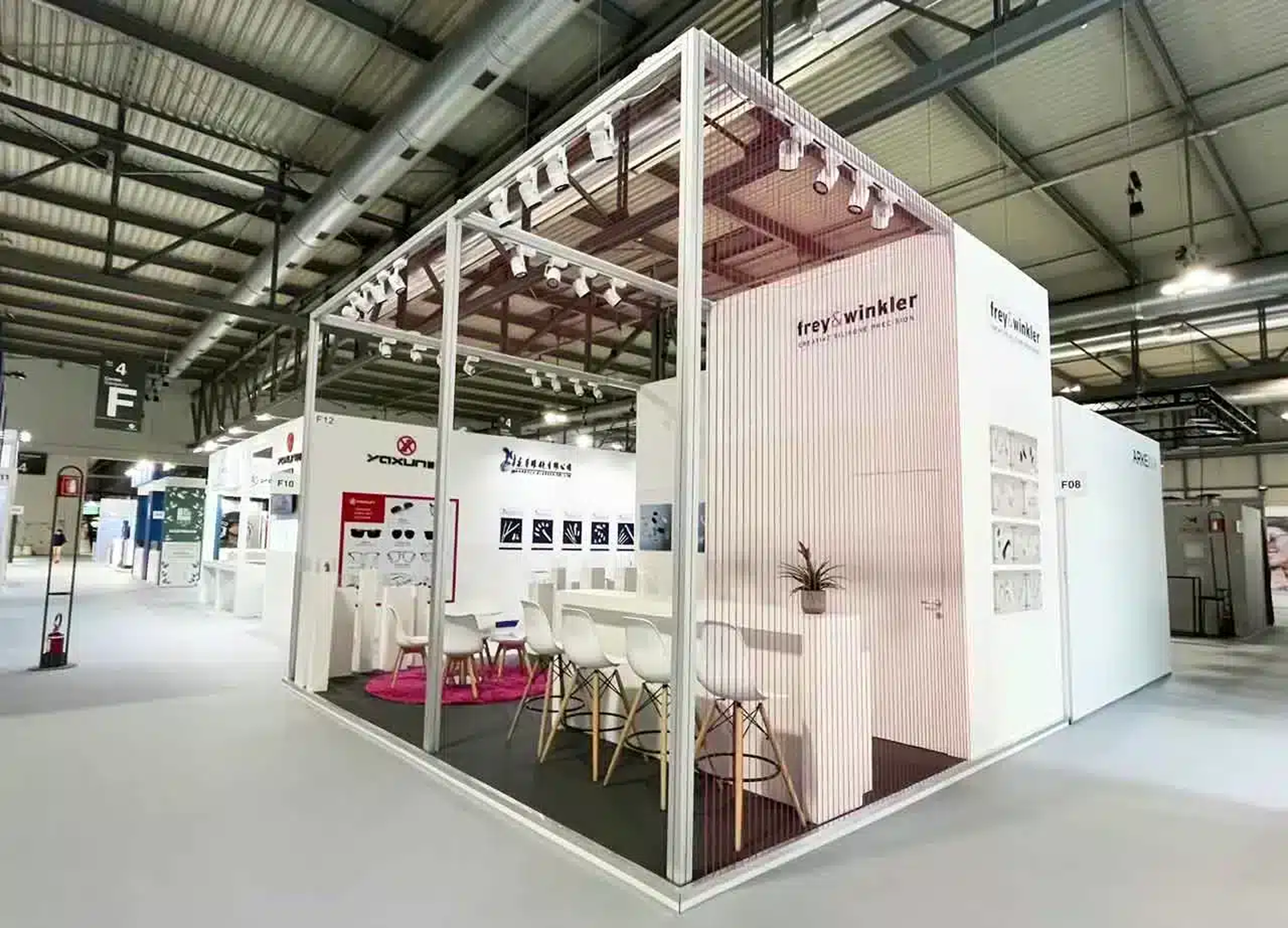 stand_comp02.png (1)